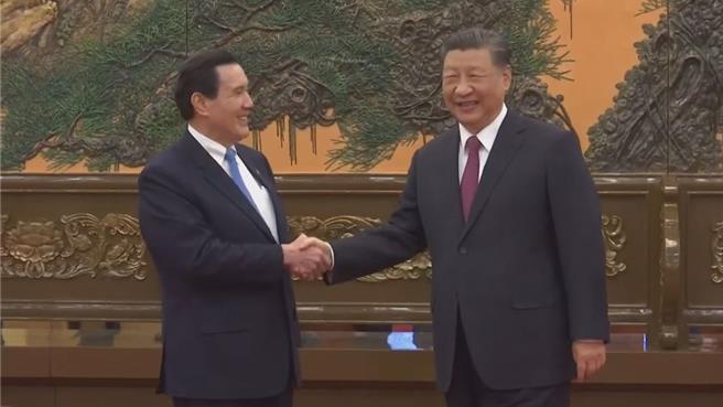前總統馬英九（左）10日下午會見中共中央總書記、大陸國家主席習近平。（圖／中天新聞網提供）