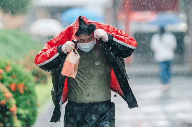 明天（11日）各地高温至少会达到30度，周末对流旺盛各地防雷雨。（示意图／资料照／记者郭吉铨摄）