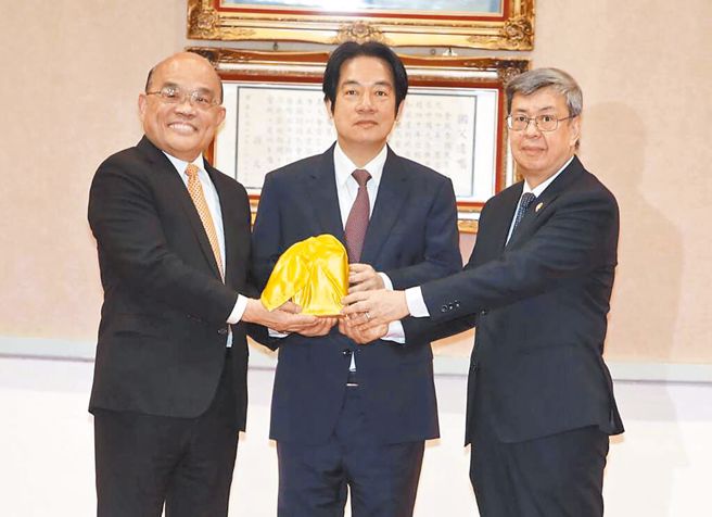 蔡政府曾用赖清德(中)、苏贞昌(左)、陈建仁(右)当阁揆，但反质询等恶习引发民主开倒车诟病。（示意图／资料照）