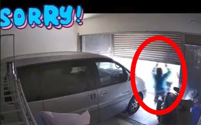 外送员送达餐点后，出去时没注意，安全帽撞上铁卷门。（翻摄爆料公社）