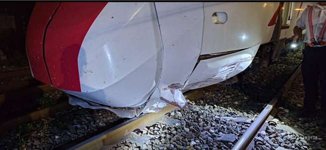 台鐵445車次普悠瑪號行經和平站，撞到落石而出軌。（台鐵公司提供／蔡亞樺台北傳真）