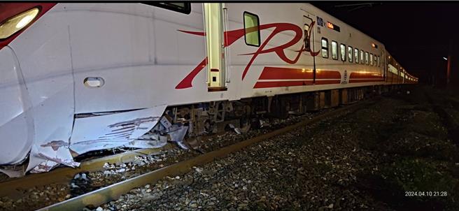 台鐵445車次普悠瑪號行經和平站，撞到落石而出軌。（台鐵公司提供／蔡亞樺台北傳真）