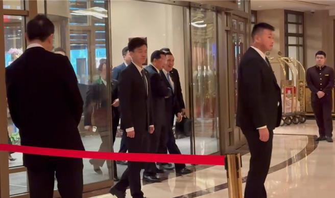 马英九10日晚间与习近平结束晚宴后，回到下榻的饭店。（图：中天新闻）