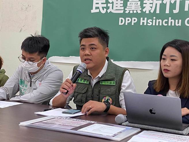 民进党新竹市党部主委陈建名(中)声明澄清，影片遭恶意剪辑，但对于肢体接触仍向张涵雅夫妇致上万分歉意。(资料照片)