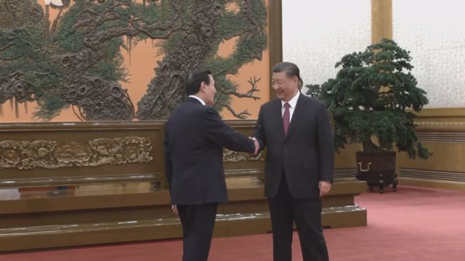 马英九(左)会见习近平(右)获得最大善意接待，但谢寒冰忧心，台湾人有几个人能像马英九？（图／中天新闻网提供）