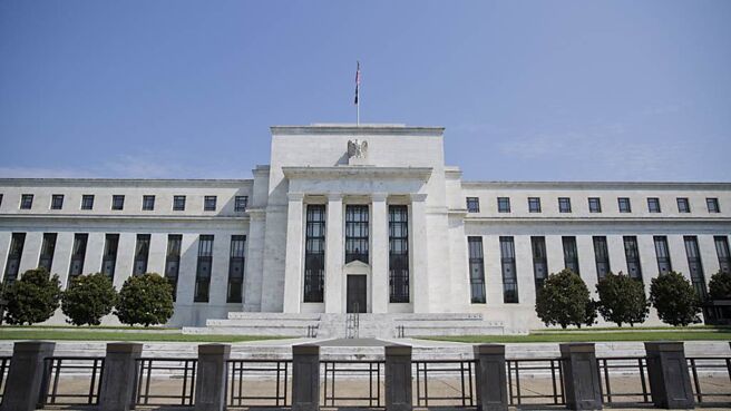 美国经济指标强劲、通膨顽强，压低市场对Fed今年降息的期待。图／美联社