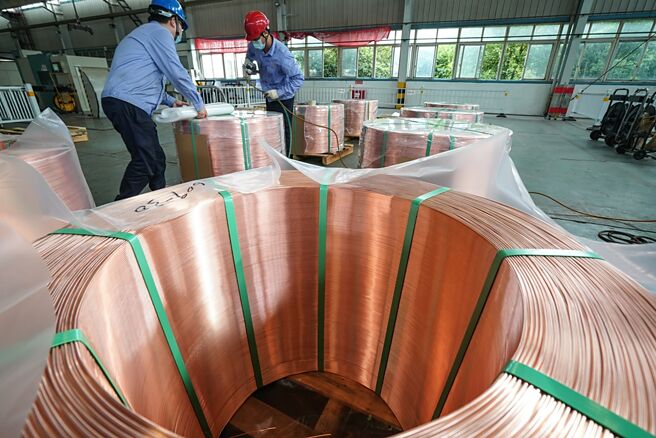 大宗商品重拾多头走势，恐将助长通膨风险攀升，进而使得联准会（Fed）的降息计画受挫。图／ 新华社