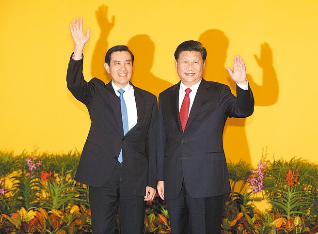 各界瞩目的「马习二会」10日下午登场。图为2015年在新加坡香格里拉饭店登场的马习会，马英九（左）及习近平（右）首度会面。（本报资料照片）