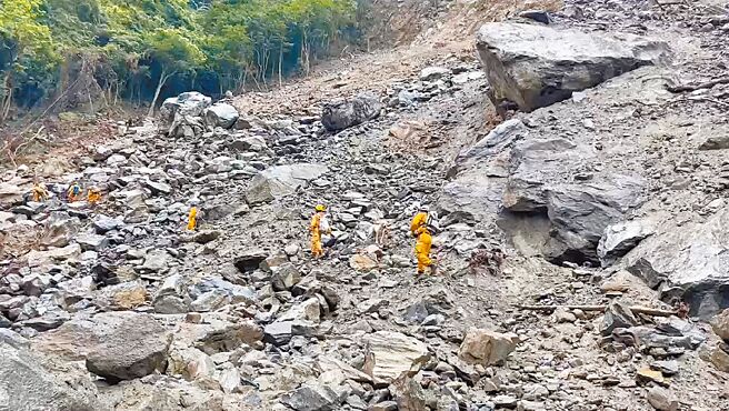 花蓮發生強震後至9日尚有6人失聯，太魯閣國家公園砂卡礑步道被列為搜救重點區域，搜救人員持續挺入0.5K大崩壁搜索。（花蓮縣消防局提供／羅亦晽花蓮傳真）