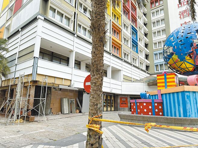 花莲翰品酒店受强震重创被列为危楼，业者已宣布停业改建。（罗亦晽摄）