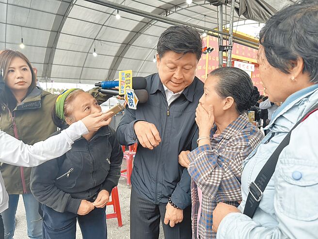 國民黨立法院黨團總召傅崐萁（中）。（羅亦晽攝）