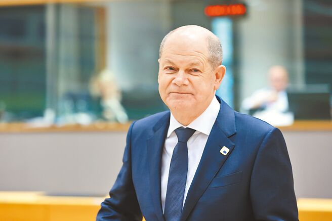 西方政治人物與中國大打科技戰的同時，仍不得不透過TikTok在內的社群平台爭取年輕族群的支持。德國總理蕭茲在訪問中國前夕，加入此一行列。（新華社）