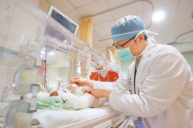 辅大医院2024年3月完成首例早产儿肠扭转手术，由辅大医院小儿外科主任蔡焕文（右）负责。（辅大医院提供／张铠乙新北传真）
