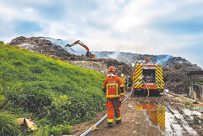 新丰乡垃圾掩埋场每年都发生沼气引发的自燃火警，环保局为此向环境部争取改善工程补助计画及专案管理补助计画。（罗浚滨摄）