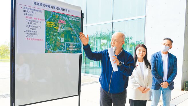 高鐵雲林站搭乘人數日增，地方呼籲增加班次，交通部次長胡湘麟（左）9日至雲林站會勘，表示會針對尖峰時間塞車問題進行後續規畫，讓雲林未來有更好的發展。（張朝欣攝）