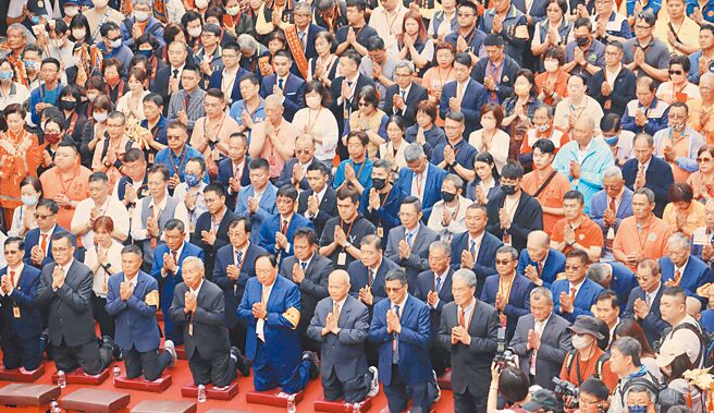 台中大甲镇澜宫妈祖9天8夜遶境进香，9日一早举行重头戏祝寿大典，奉天宫周边涌进数万信眾，挤爆市区街道，信徒以三跪九叩礼，虔诚向妈祖祝寿。（吕妍庭摄）