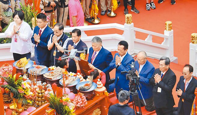 台中大甲镇澜宫妈祖9天8夜遶境进香，9日一早举行重头戏祝寿大典，参与信眾数万人，全程近2小时，依古礼进行，隆重又庄严。（吕妍庭摄）