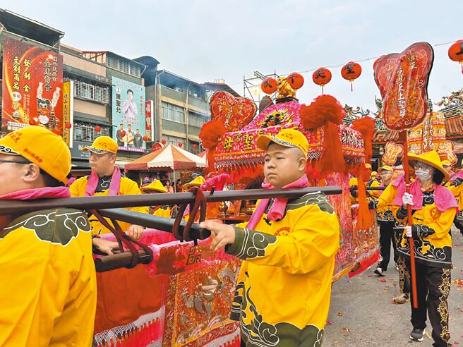 4年1次的百年古蹟高雄旗山天后宫妈祖平安出巡活动昨日登场，天后宫包括大妈祖、二妈祖、三妈祖、湄洲妈祖和旗山妈祖一大早从庙方出巡往东区巡境。（林雅惠摄）