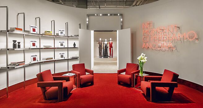 GUCCI頂級體驗鑑賞活動第二站The Lounge接待空間，展示許多創意總監Sabato De Sarno喜歡的藝術作品。（GUCCI提供）