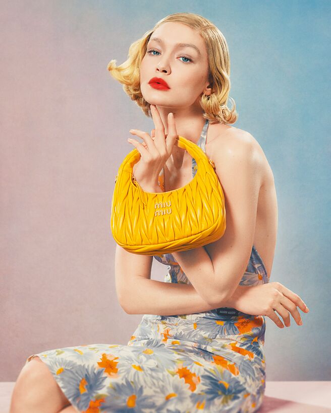 碎花洋裝搭配miu miu包，加上色系與吉吉哈蒂德的眼神，只能說超搭。（miu miu提供）