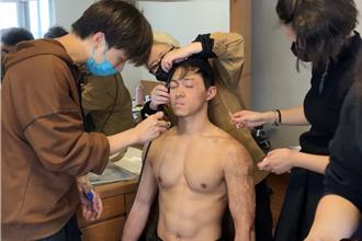 游書庭身材太好吃癟 燒燙妝藏起冰塊腹肌