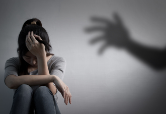 遭10名女星「集體控訴性騷」  法導演涉嫌強吻摸胸回應了