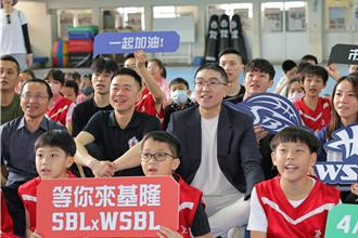 超級籃球聯賽基隆開打 謝國樑先與球員上場「PK」