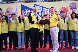 苗市長候選人余文忠選前之夜 韓國瑜站台助講催票
