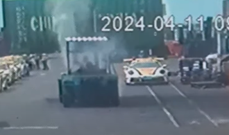 影》阿娘喂！堆高機突噴白煙 「廖老大車隊」保時捷遭貨櫃重砸