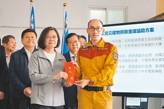 蔡花莲勘灾 纾困振兴案拚5月上路