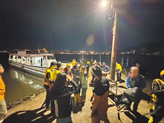 八里渡輪擱淺困53人 侯令停航調查