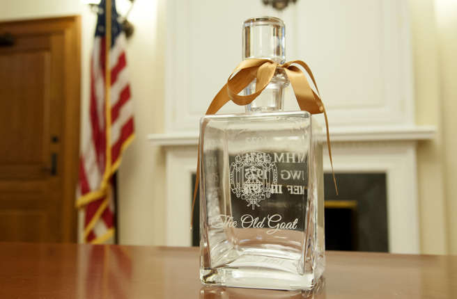 2015年時的「老山羊」醒酒瓶。（DVIDS）