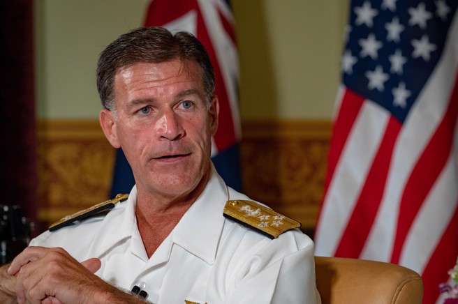 2024年4月9日，美國印太司令部司令阿基里諾上將與雪梨洛伊研究所執行長利洛夫交談。（DVIDS）