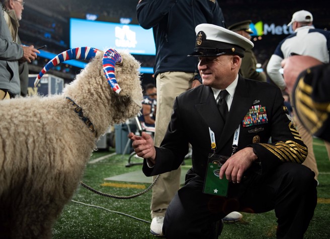 2021年12月11日，紐澤西州福盧舉行的陸軍與海軍橄欖球比賽期間，海軍軍士長史密斯(Russell Smith) 撫摸山羊比爾。（DVIDS）