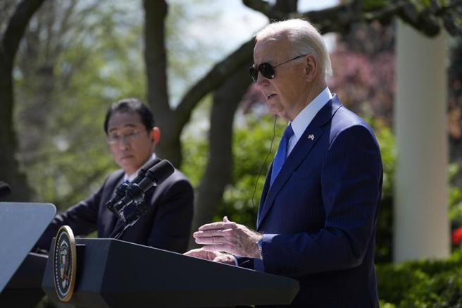 美國總統拜登在聯合記者會上宣布，美國、日本和澳洲將首次建立聯合飛彈和防禦網絡架構。（美聯社）