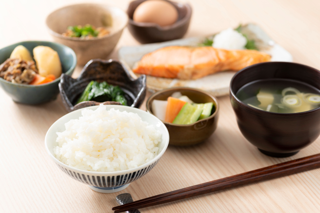 傳統日式飲食也有降低大腦萎縮老化的好處，日本研究顯示，護腦效果在女性表現尤其明顯。（示意圖：shutterstock／達志）