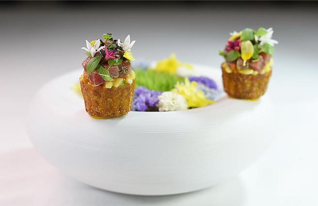 〈SENS〉法式餐廳春季新套餐開胃小品〈黑鮪魚 ／ 尼斯沙拉／ 馬鬱蘭〉，以季節黑鮪魚結合南法尼斯沙拉精緻呈現。圖／姚舜