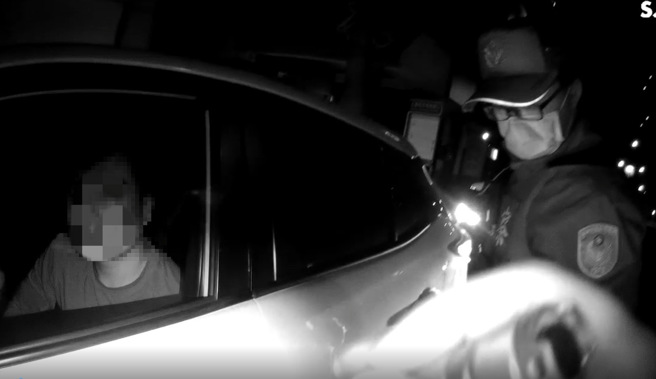 员警发现驾驶不仅脸色苍白还身体瘫软，随即通报119协助送医。（翻摄画面）