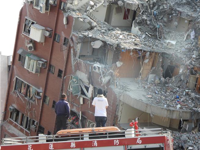 曾救援上百只的爱猫人士「猫男」（右）今天凌晨特别从台北驱车下来，希望能赶在天王星大楼拆除工程启动前，将受困里头的3只猫救出。（罗亦晽摄）