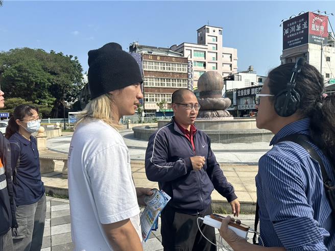 曾救援上百只的爱猫人士「猫男」（前左）今天凌晨特别从台北驱车下来，希望能赶在天王星大楼拆除工程启动前，将受困里头的3只猫救出。（罗亦晽摄）