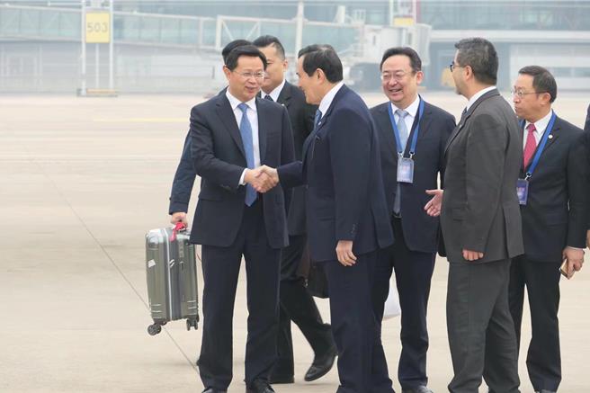 前总统马英九一行结束大陆访问行程，今（11）日早上搭机返回台湾。大陆国台办副主任潘贤掌、北京市副市长夏林茂、北京市台办主任霍光峰、国台办联络局局长杨毅等人在停机坪上送机。图为马英九与潘贤掌握手道别。（蓝孝威摄）