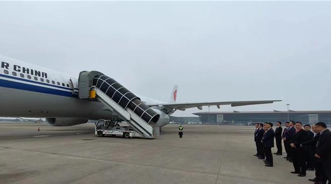 前总统马英九一行结束大陆访问行程，今（11）日早上搭机返回台湾。大陆国台办副主任潘贤掌、北京市副市长夏林茂、北京市台办主任霍光峰、国台办联络局局长杨毅等人在停机坪上送机。（蓝孝威摄）