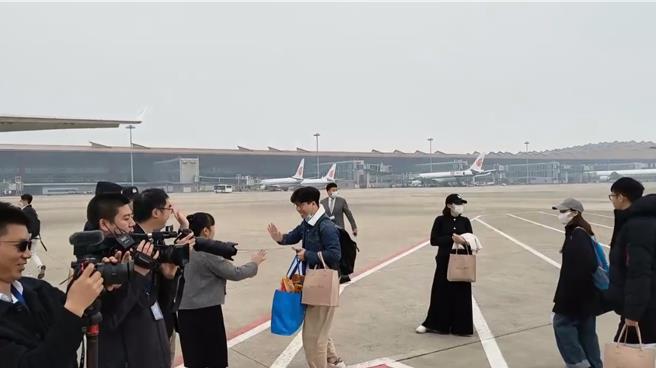 前总统马英九一行结束大陆访问行程，今（11）日早上搭机返回台湾。大九学堂年轻学生则是热情的向大陆接待人员挥手道别。（蓝孝威摄）