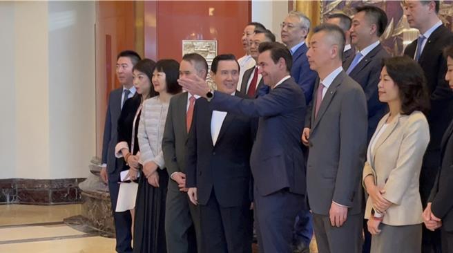 早晨离开下榻的中国大饭店时，香格里拉酒店集团区域经理和北京中国大饭店总经理卡佩克先生（右四）率工作人员与前总统马英九（右五）合影。