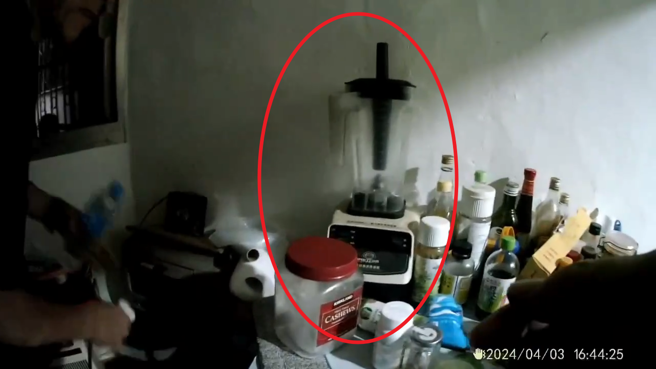 4月3日地震后屋内持续传来机器声响，警方获报请锁匠开门后，发现是果汁机在运转。（翻摄画面）
