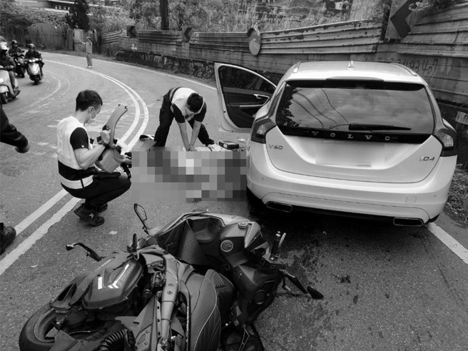 警消搶救患者。（民眾提供）