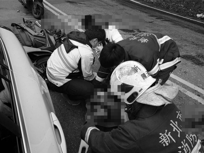 警消協助患者脫困。（民眾提供）