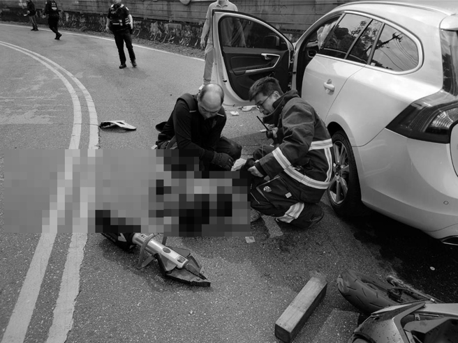 警消對患者急救。（民眾提供）