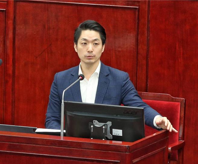 台北市長蔣萬安11日到台北市議會，以「出養童遭居托人員虐待案檢討及策進作為、寶林茶室中毒事件及近期相關食安事件」進行專案報告與質詢答覆。（王英豪攝）
