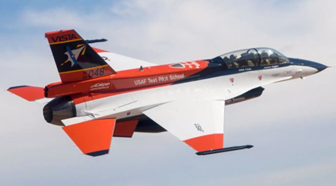 F-16D戰機改裝的AI自駕機。（美國國防高等研究計畫署，DARPA）